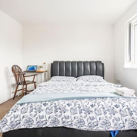En-Suit Room With Free Dedicated Parking Manchester Buitenkant foto
