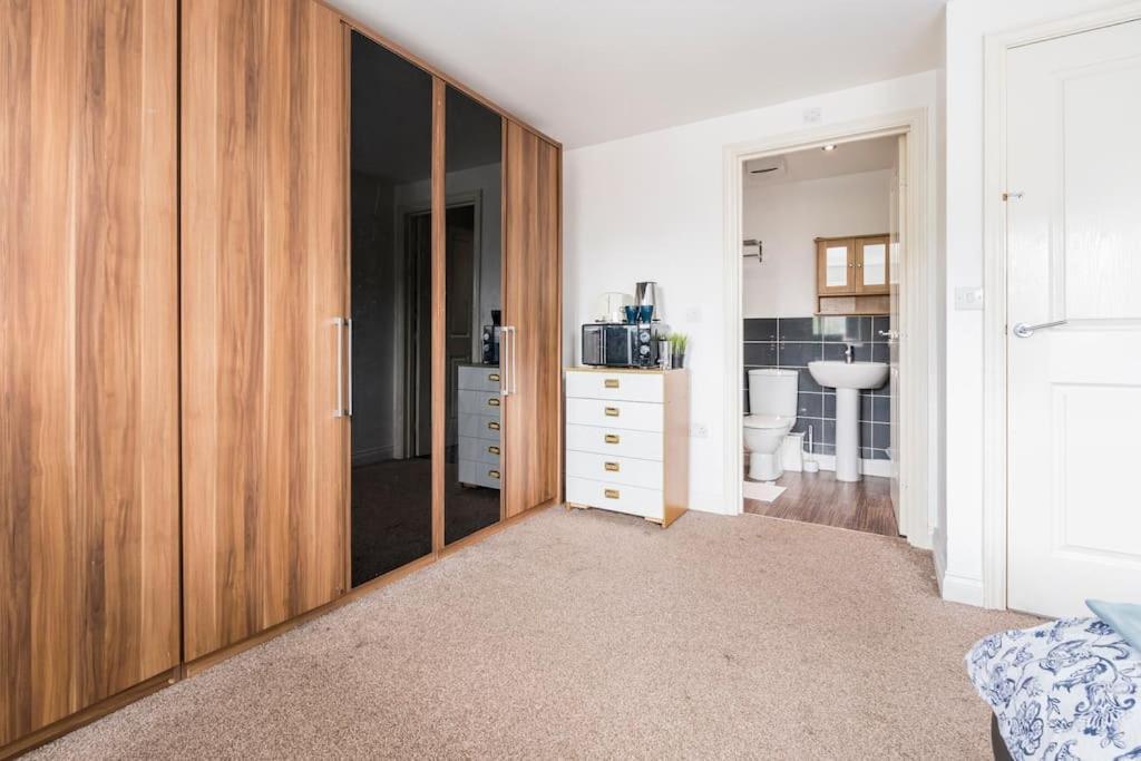 En-Suit Room With Free Dedicated Parking Manchester Buitenkant foto