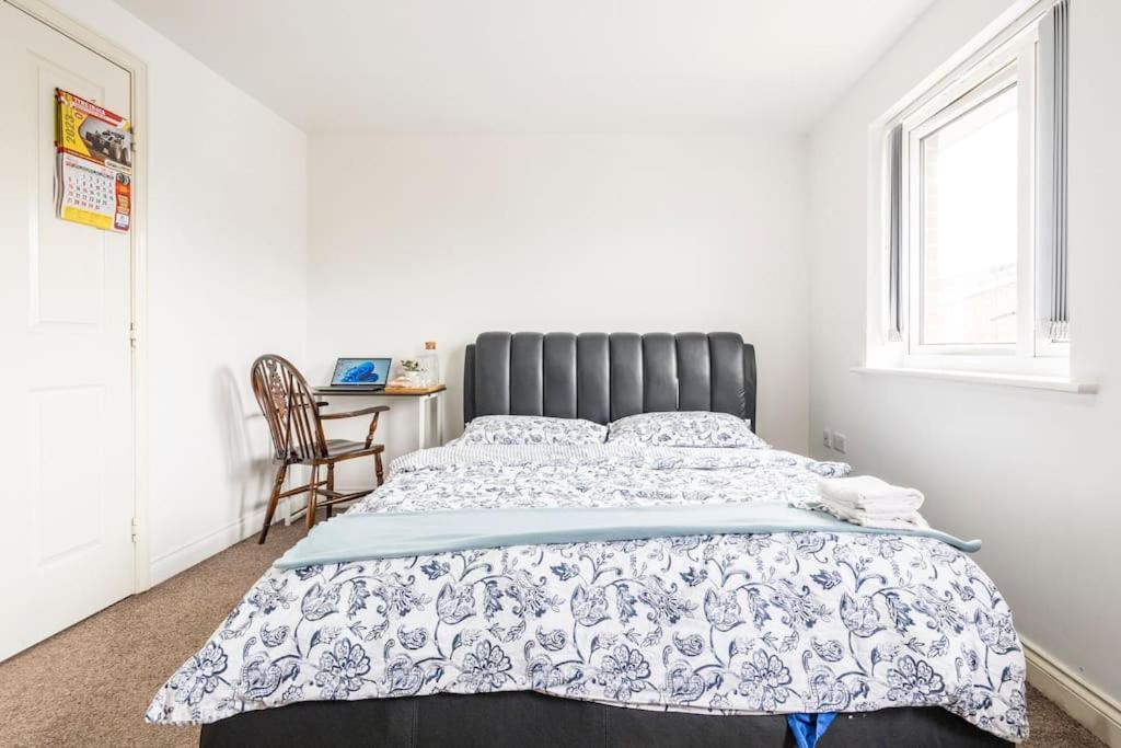 En-Suit Room With Free Dedicated Parking Manchester Buitenkant foto